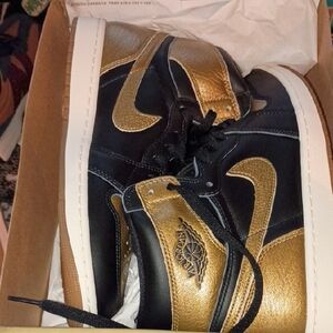 Jordan Men's Black and Gold Sneakers